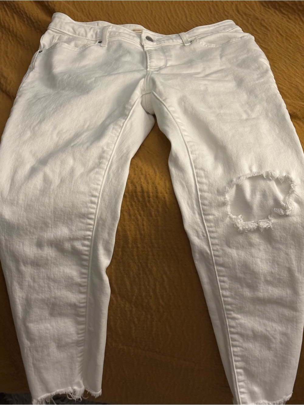 Levi's White Women's Skinny Jeans with Distressed Knee